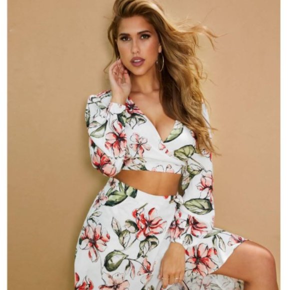 (NEW) GUESS White Floral Long Sleeve Crop Top - Picture 1 of 7